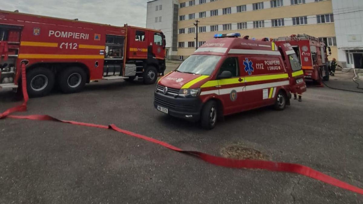 Incendiu în apropierea Spitalului de Urgență din Petroșani