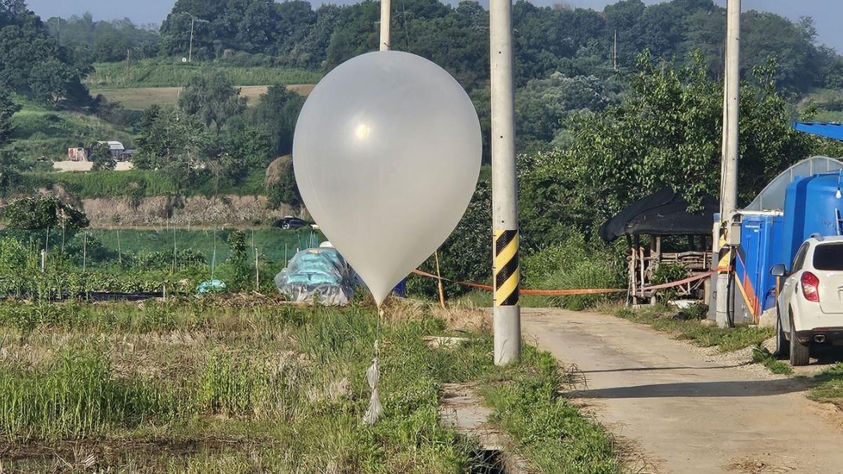 Războiul gunoaielor: Coreea de Nord a reluat trimiterea de baloane cu deșeuri către Coreea de Sud