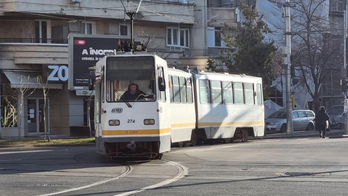 Tramvaiele liniilor 1, 7, 10, 19 și 25 opresc în stația „Piața Eroii