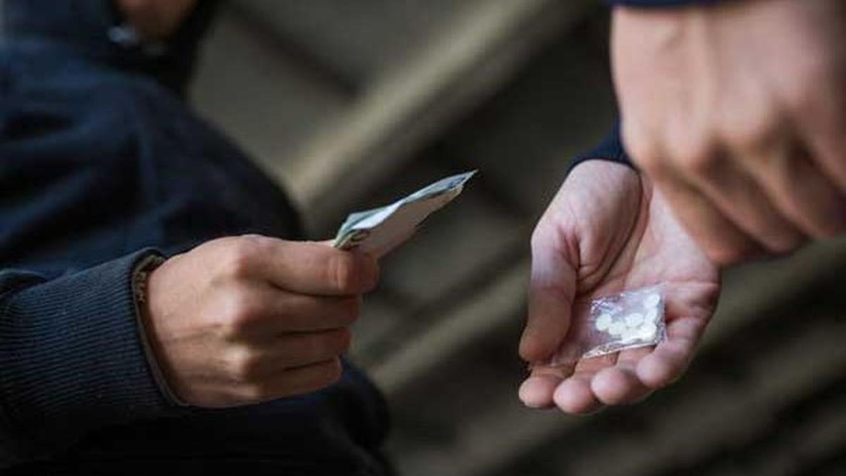 Persoane prinse în flagrant în Arad în timp ce tranzacționau un kilogram de droguri