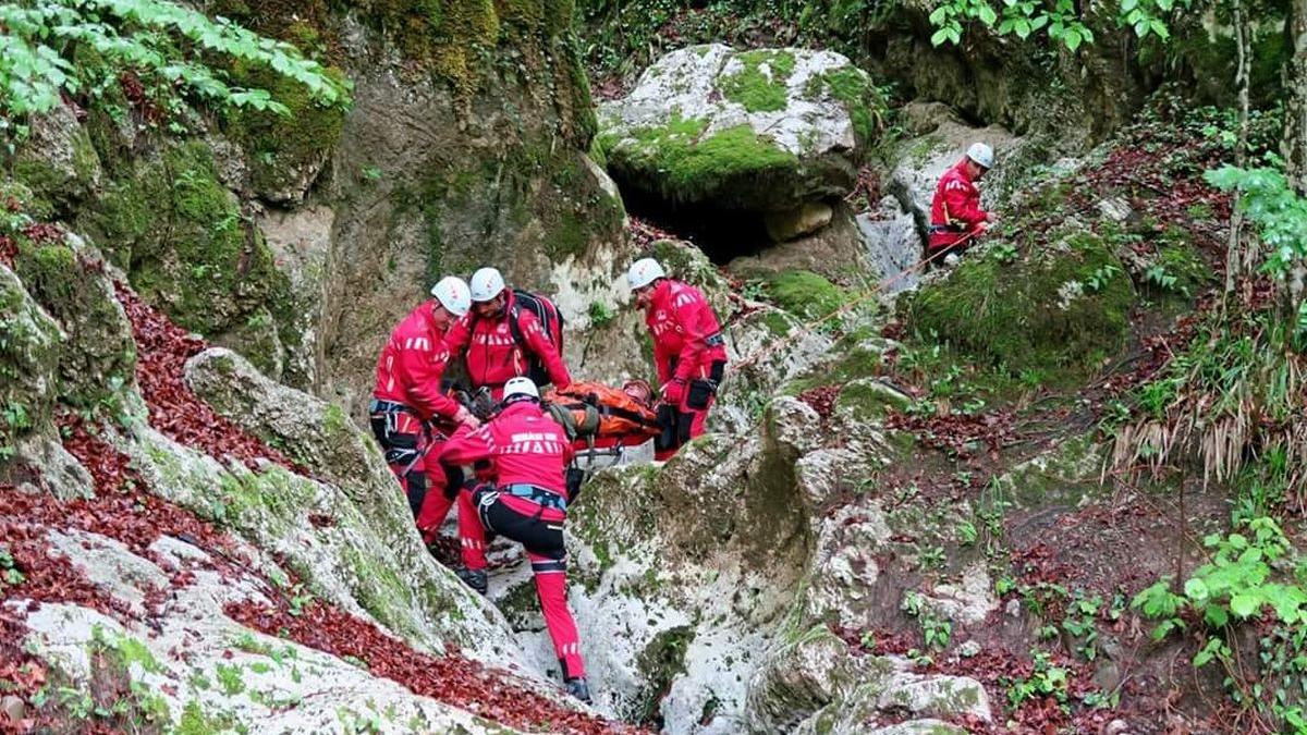 Persoana aflată în stare de inconștiență, salvată de pe munte
