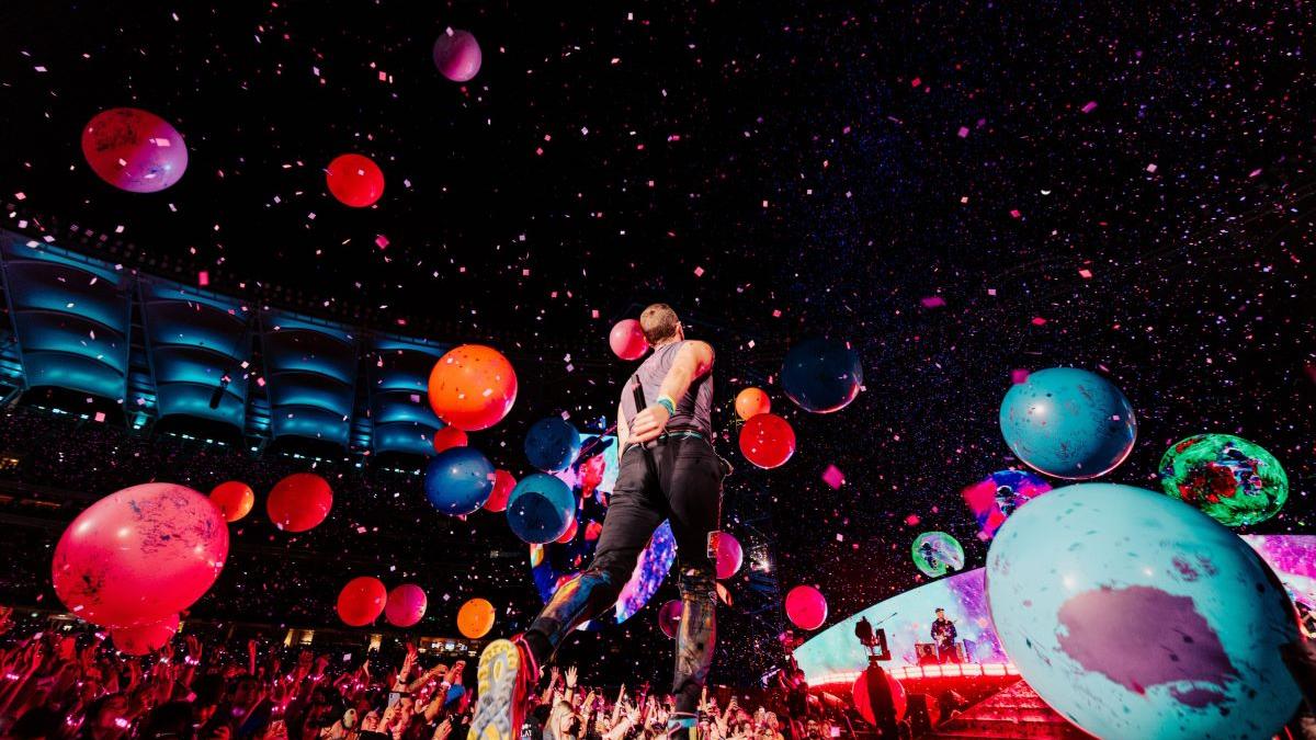 Huiduieli și fluierături la concertul Coldplay din București: Manelistul Babasha a fost adus pe scenă, în protestele publicului