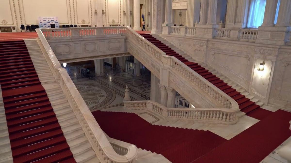 Pericol imens, la Senat. Scara mare e degradată, deplasată, ciobită, fisurată și lovită de radiații