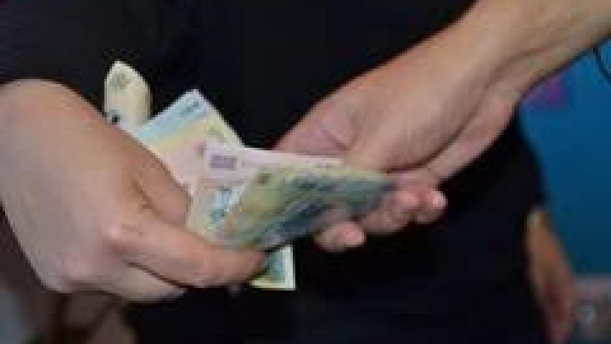 Încerca să dea șpagă polițistului, când a fost prins în flagrant
