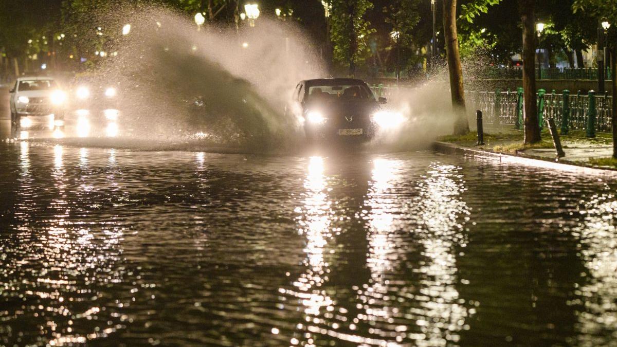 Prognoză specială pentru București. ANM anunță că urmează averse și rafale de vânt