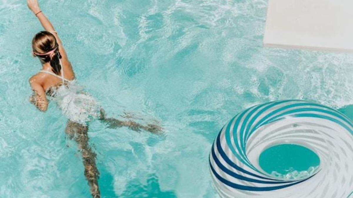 De ce se schimbă culoarea părului în piscină