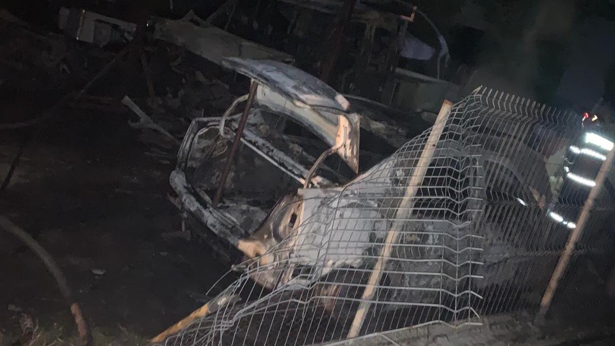 Final de relație cu scandal și dosar penal: O tânără din Botoșani a fost reținută de poliție după ce a incendiat două mașini pentru a se răzbuna pe fostul iubit