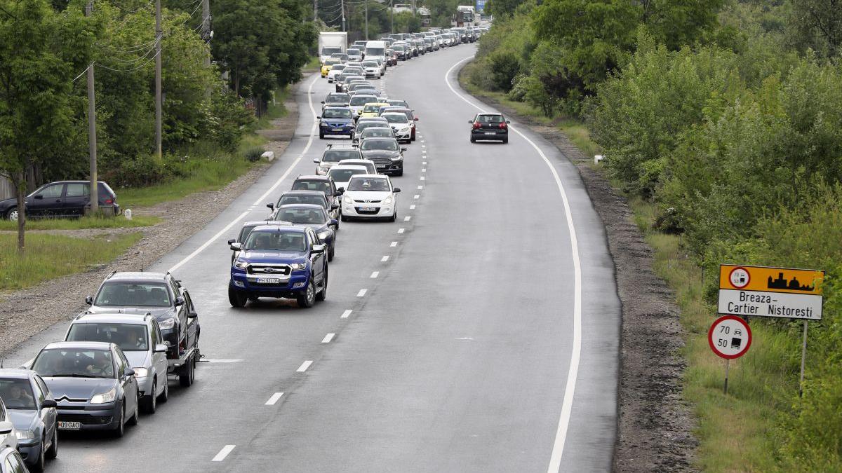 Trafic de coșmar pe drumurile spre MARE și MUNTE. Se circulă în coloană pe Valea Prahovei