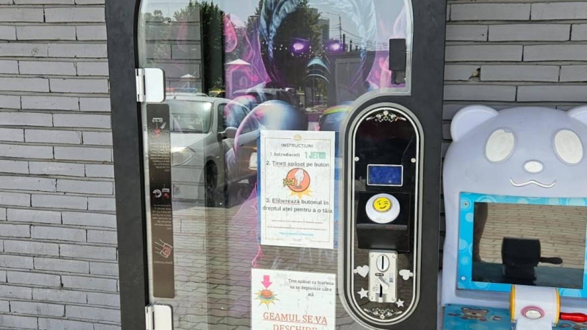 Copil blocat într-o cutie a unui joc stradal, în Slatina