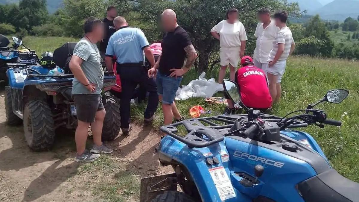 Două tinere s-au răsturnat cu ATV-ul într-o vale din Slănic Moldova