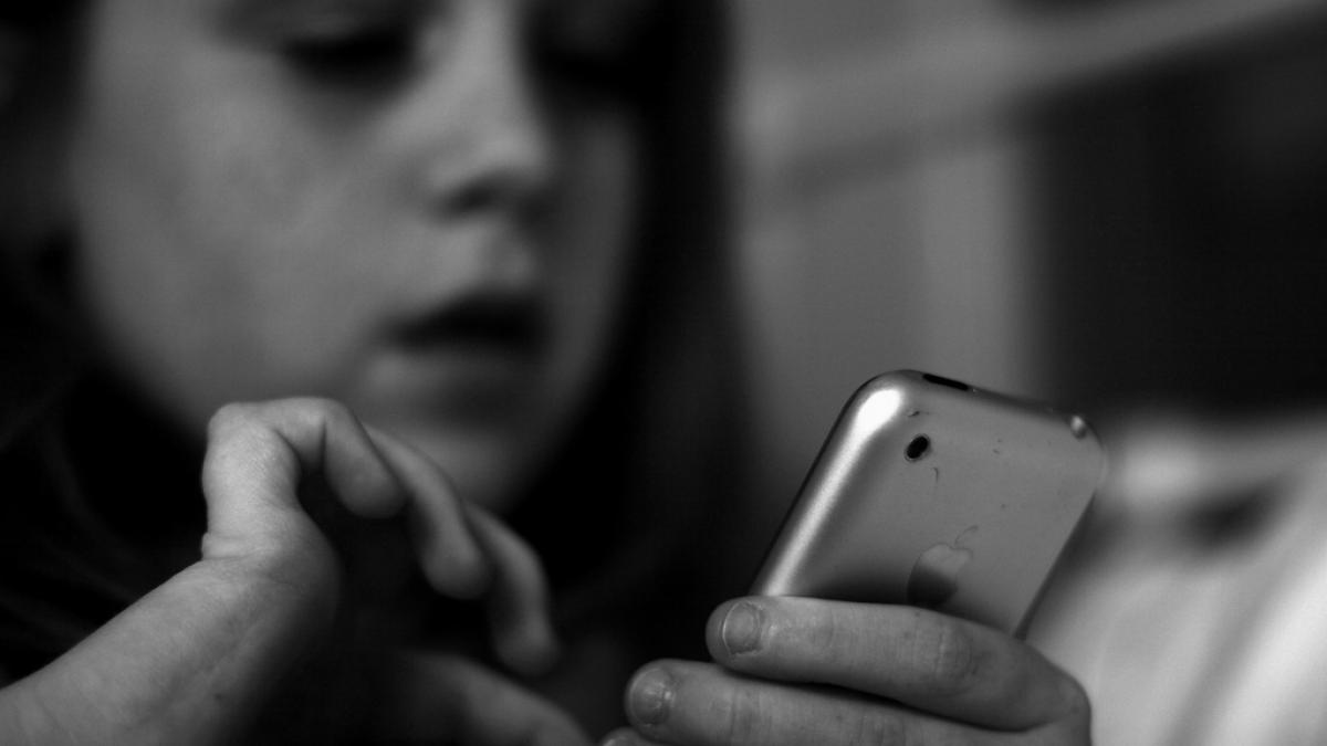 5 indicii că un adolescent a devenit dependent de smartphone
