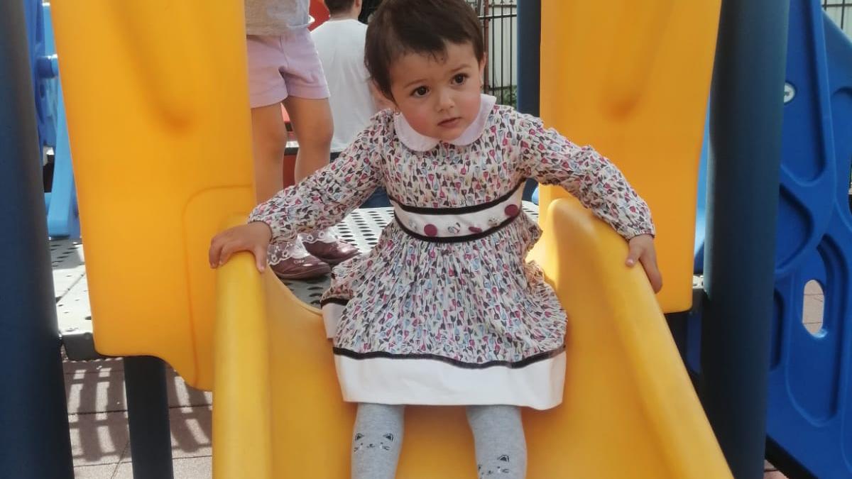 Denisa, o fetiță de 2 ani din Suceava, are nevoie de ajutor pentru a-și putea folosi mânuțele