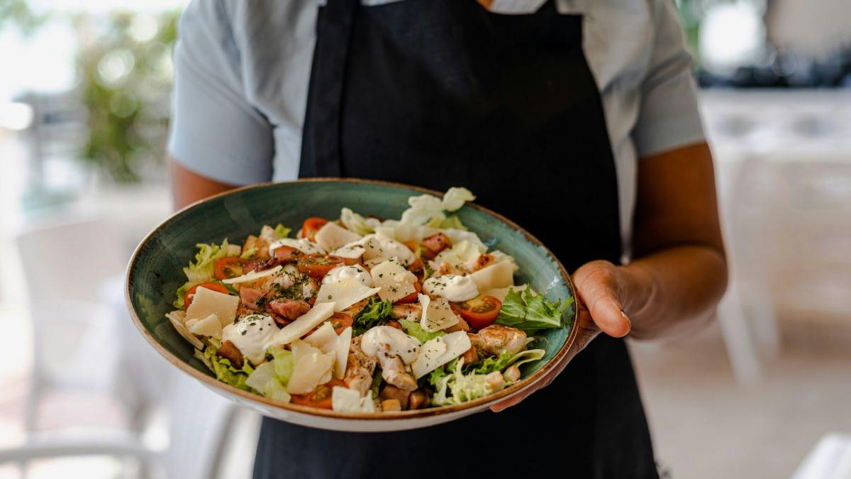 Salata Caesar împlinește 100 de ani: De la improvizație la un clasic al meniurilor din restaurante