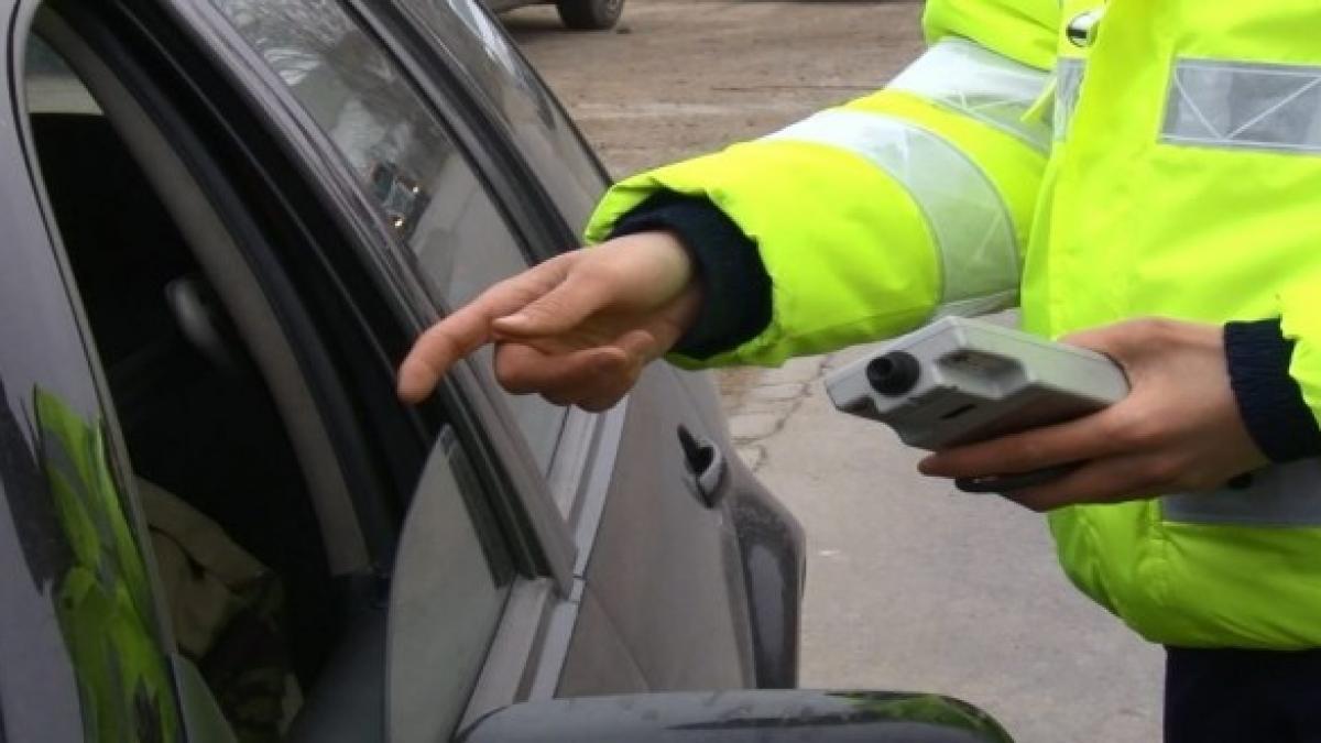Un bărbat beat și fără permis a fost prins conducând o mașină cu plăcuțe retrase, în Giurgiu