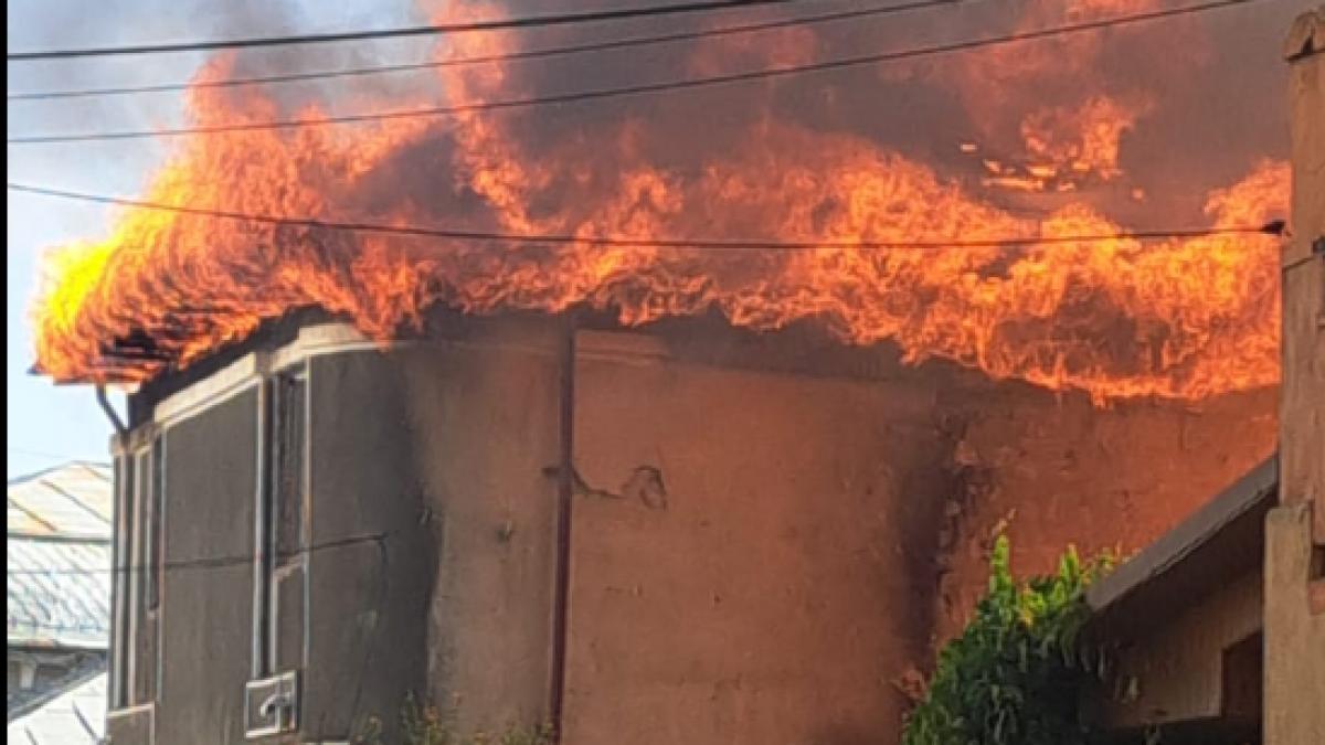 Panică la Tecuci! Un incendiu violent a cuprins mai multe clădiri: Focul se extinde cu viteză