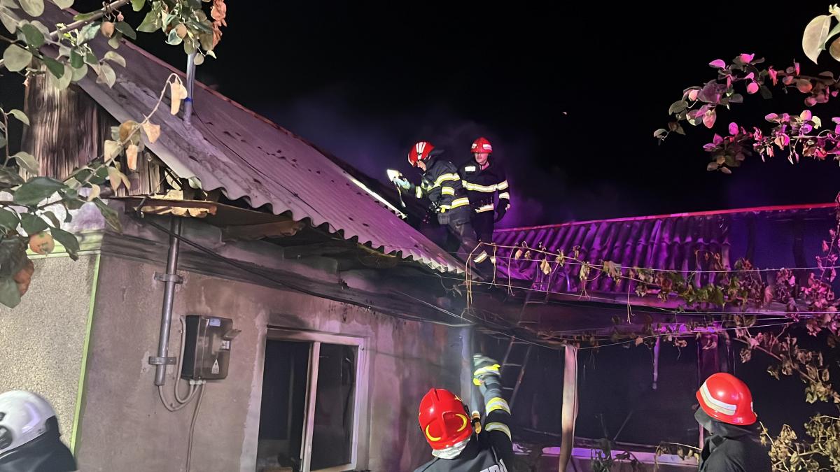 Un bărbat din Niculițel și-a dat foc la casă