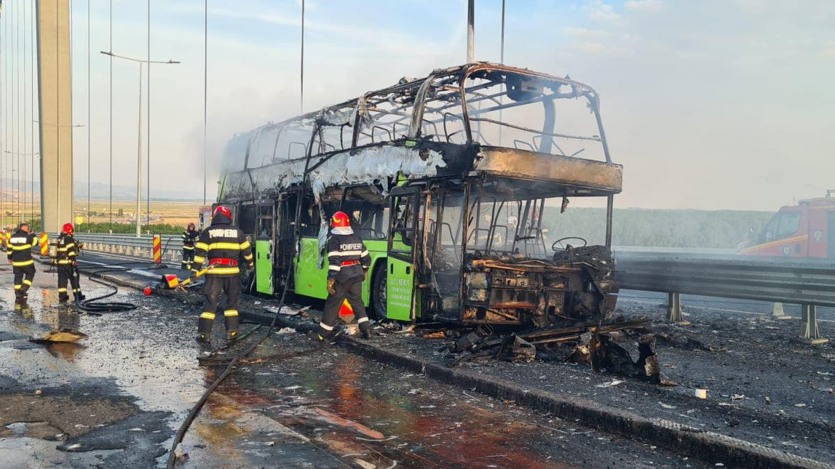 Un autocar plin cu ucraineni a luat foc pe podul Brăila-Tulcea