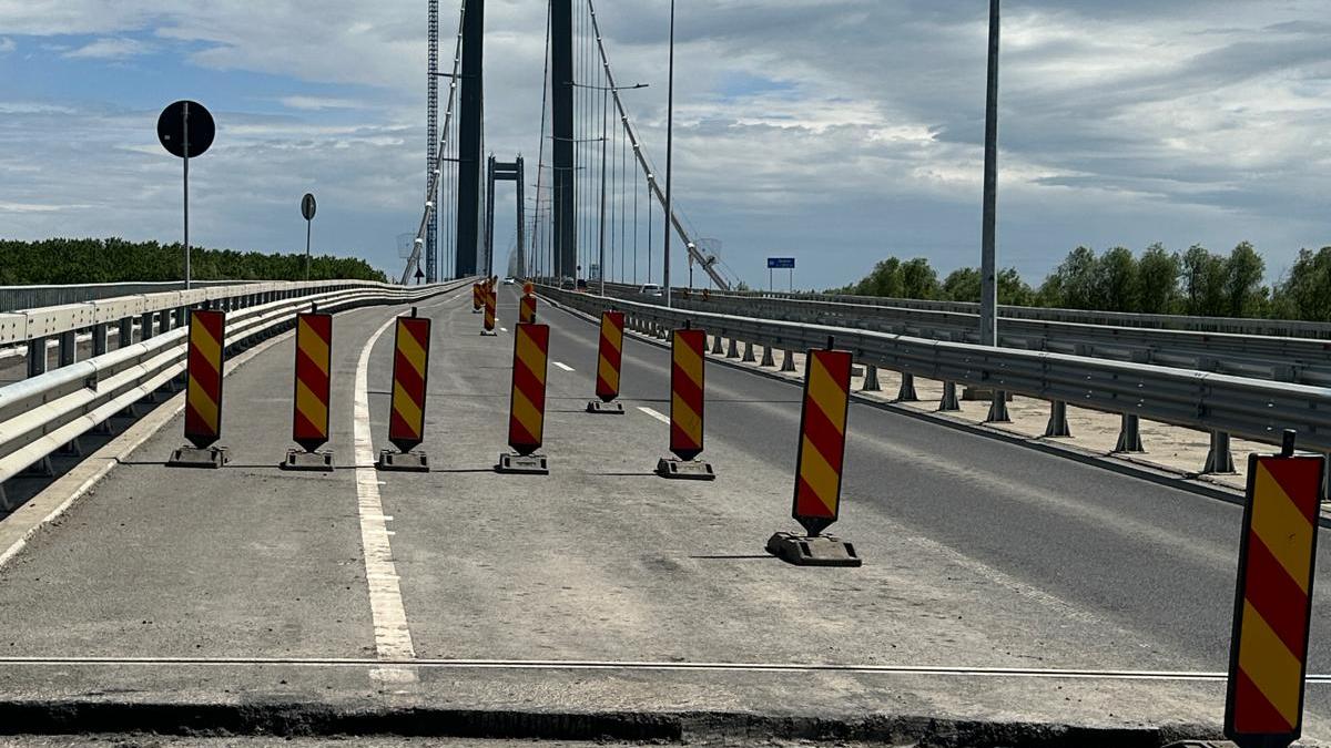 Au început lucrările de refacere a asfaltului pe Podul Brăilei