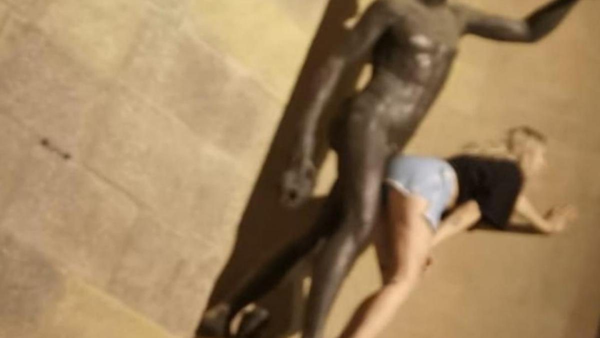 Scandal la Florența: O turistă a mimat un act sexual cu statuia lui Bacchus 
