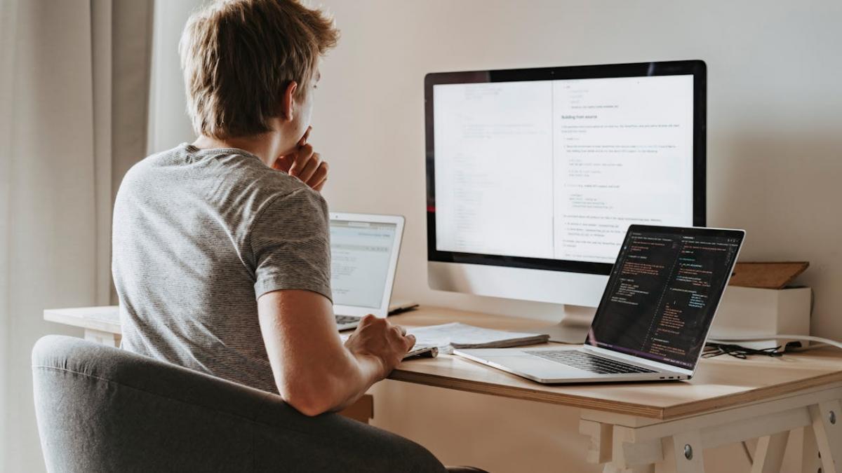 Nu vă mai puneți singuri diagnostic, de pe internet! Problemă majoră în România: Pacienţii iau decizii fără să consulte doctorii