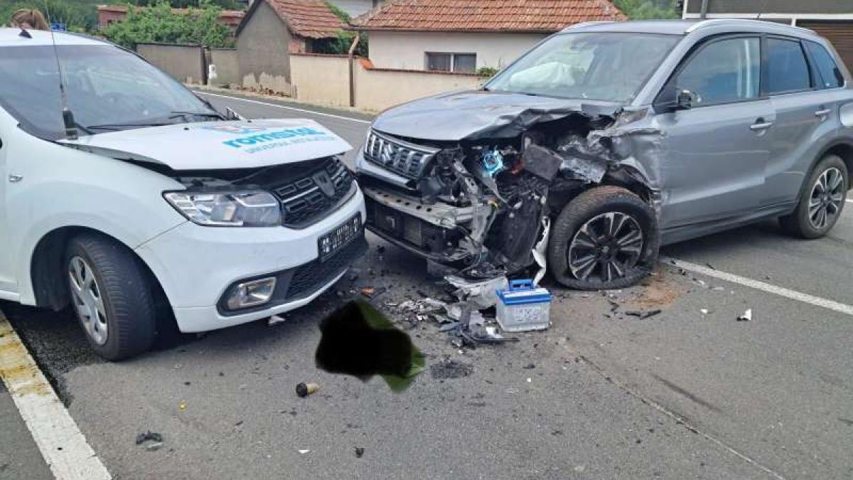 Accident pe DN 66, în localitatea hunedoreană Ohaba de sub Piatră. Trei maşini implicate; un bărbat rănit grav