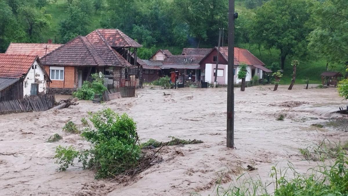 Cod galben de viituri pe râuri din 25 de judeţe, până luni la prânz