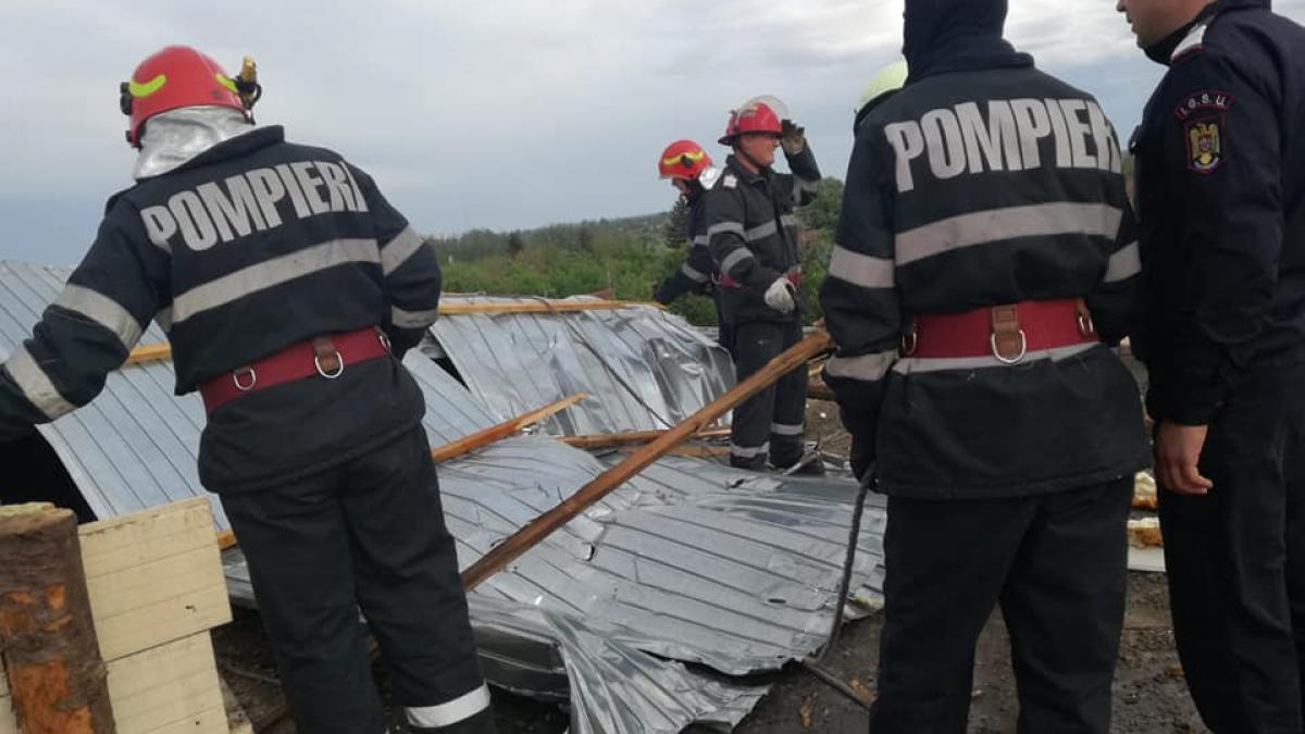 Acoperișul unui bloc, luat de vânt, a căzut pe o mașină în care se afla un bărbat