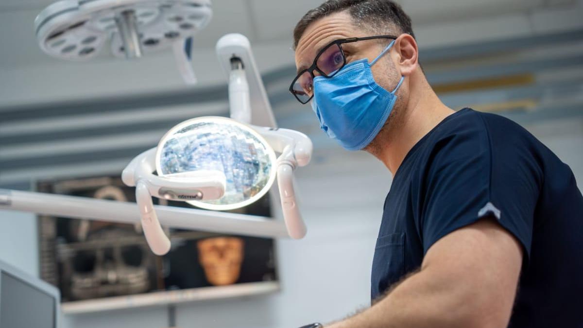 (P) Îngrijirea implanturilor dentare: Sfaturi de la Dr.Amer Hijazi