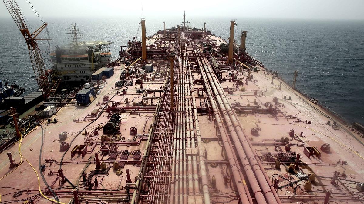 Un petrolier care transporta 1,4 milioane de litri de petrol s-a răsturnat în largul capitalei filipineze Manila