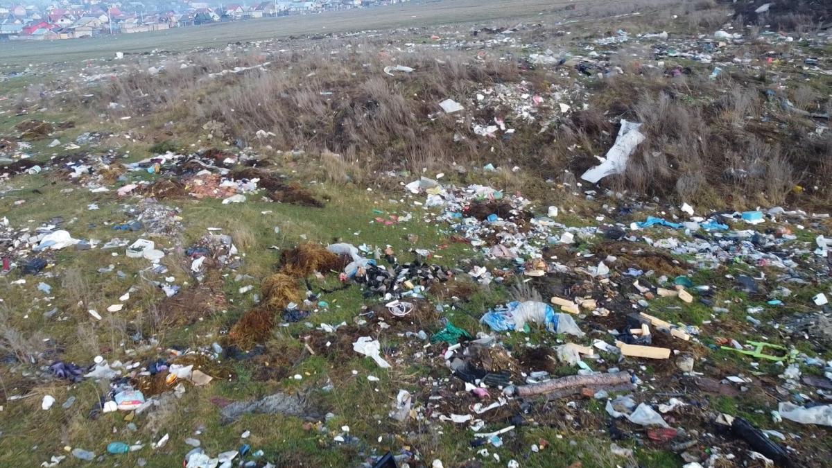OUG 2 în 1, de la Mediu: astupă gropile de gunoi și dărâmă sobele pe lemne. Se aruncă mizerii peste tot, iar autoritățile sunt depășite