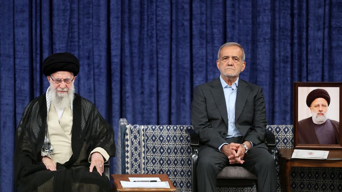 Ayatollahul Ali Khamenei a validat alegerea noului preşedinte Massoud Pezeshkian, un reformator, loial sistemului