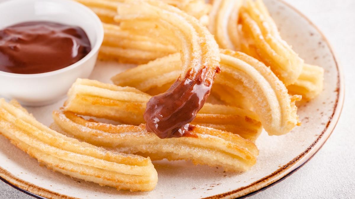 Rețeta tradițională a exoticelor churros, gogoașa bastonaș cu gust divin