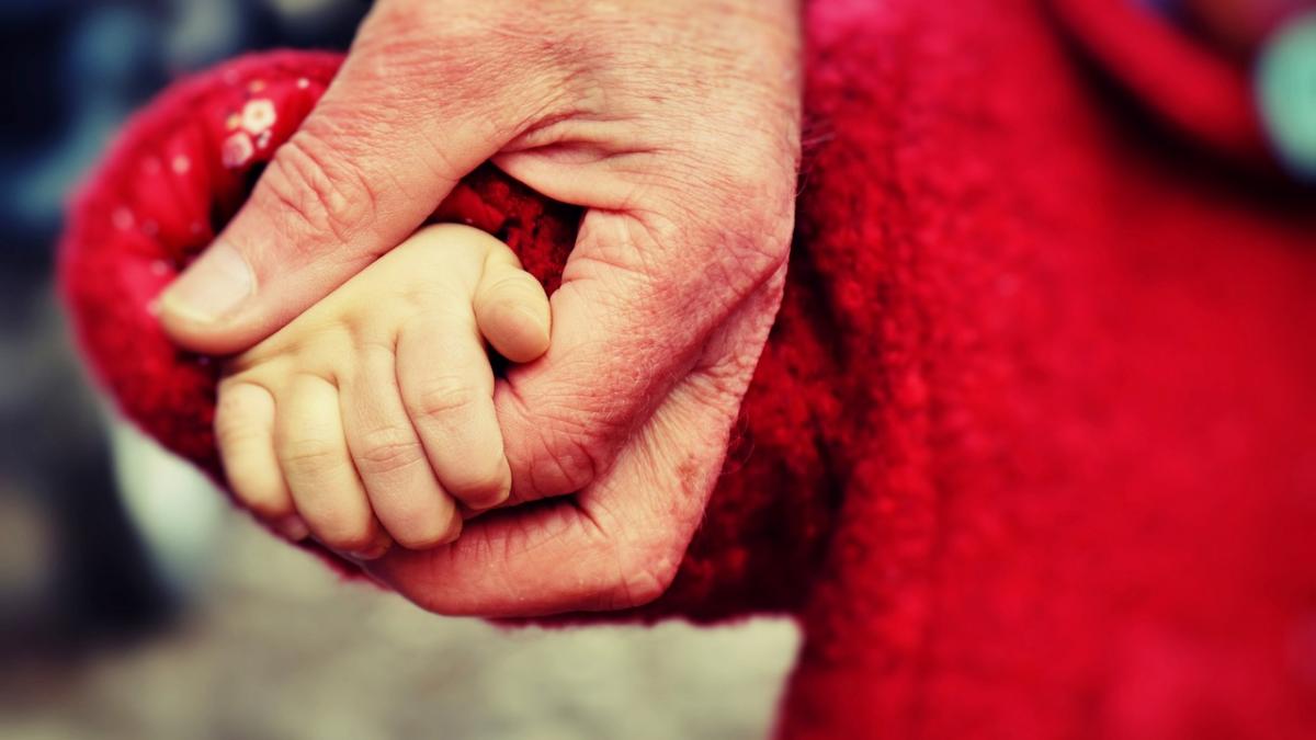 Guvernul înăsprește condițiile pentru asistenții maternali