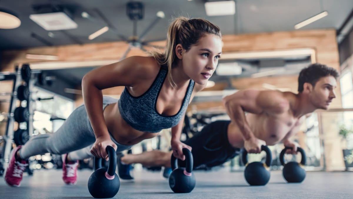 Gantere sau kettlebells: cu ce este mai eficient să te antrenezi?