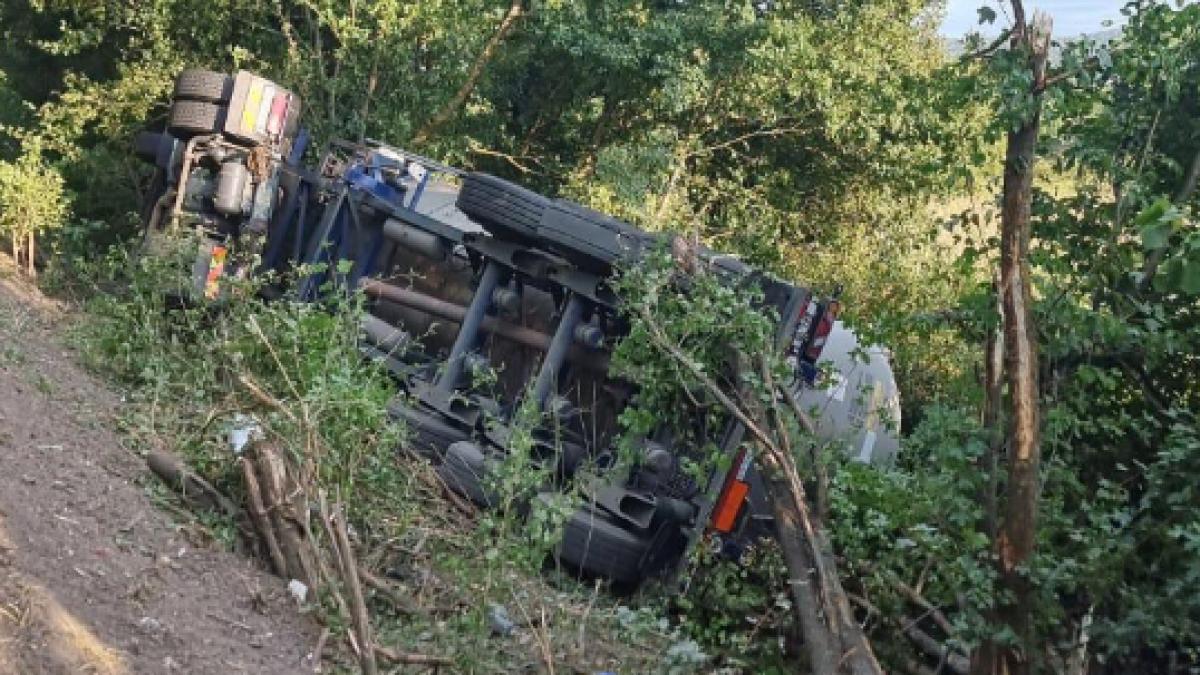 Camion încărcat cu gaz lichefiat, răsturnat în Arad. Traficul a fost deviat