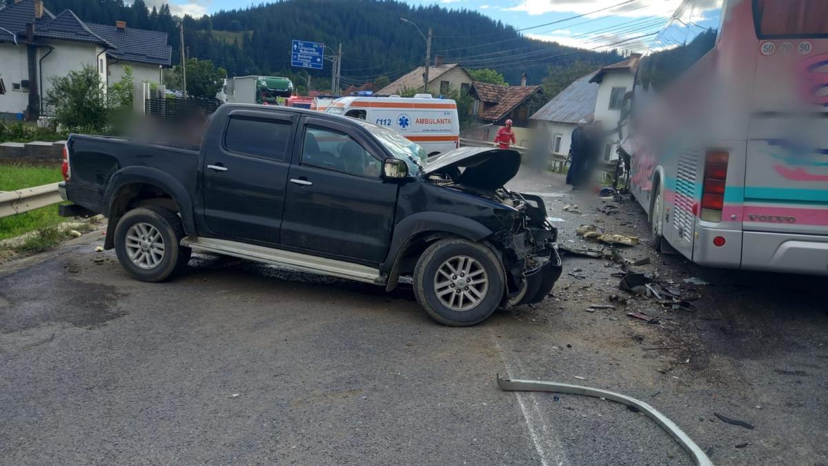 Patru persoane, între care un copil, la spital după ce o mașină și un autocar s-au ciocnit  