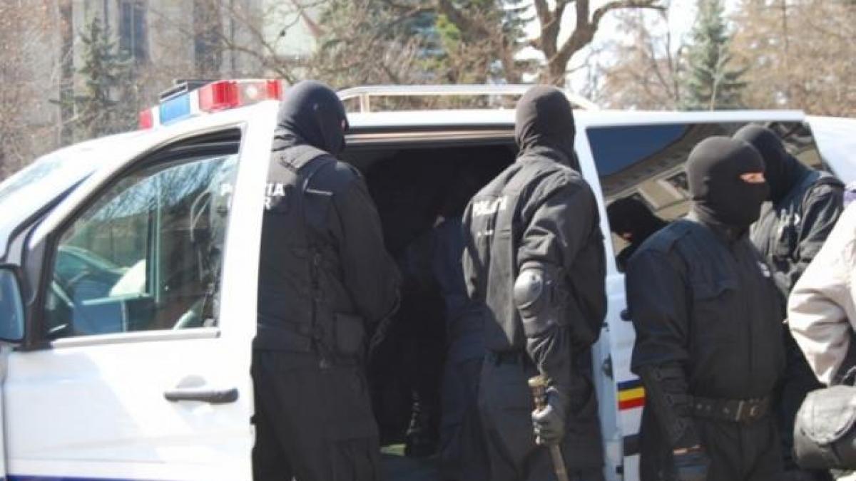  48 de percheziţii la persoane care vindeau îmbrăcăminte şi încălţăminte contrafăcute