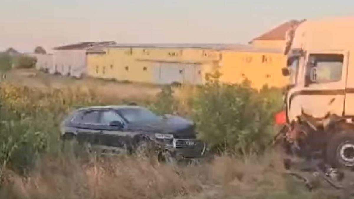 Accident teribil între două autoturisme și un TIR, pe DN 65, în Dolj. Trei victime au ajuns în spital