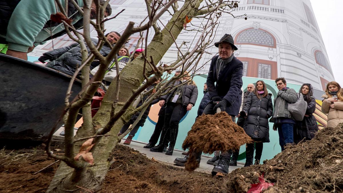 Nicușor Dan dăruiește Bucureștiului un buchet de flori, tufe și pomi în valoare de 8 milioane €