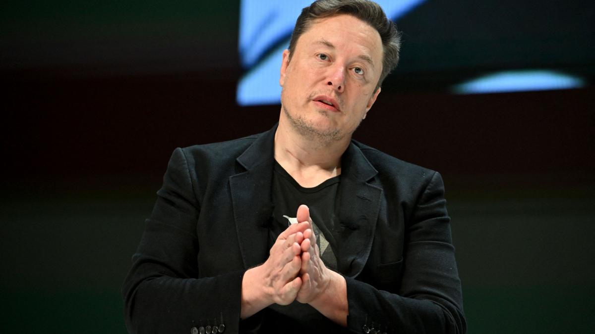 Musk îi întinde prietenului Trump o mână de ajutor, pentru a-și înfunda adversara