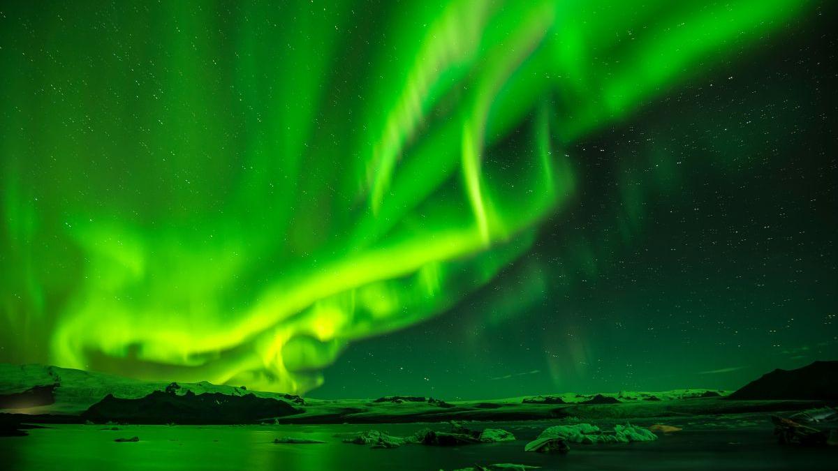 Pământul a fost lovit de o furtună geomagnetică severă G4.  Pot exista perturbări ale sateliților, rețelelor electrice și sistemelor de comunicații radio