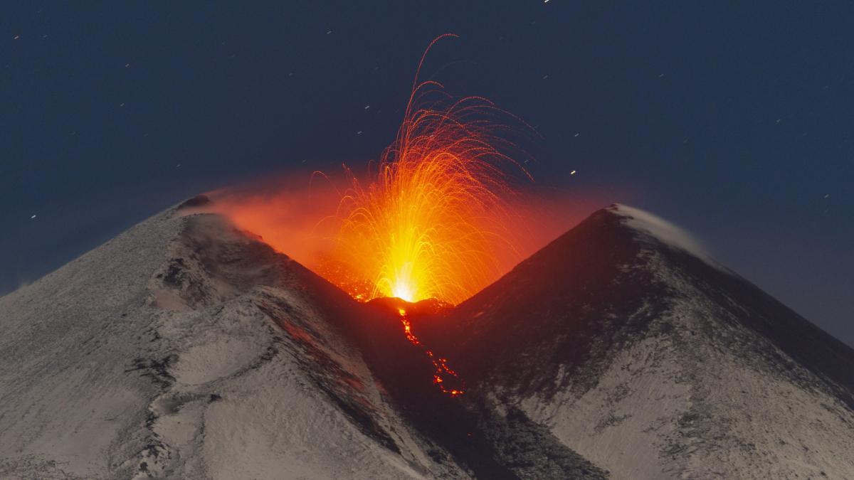 Aeroportul din Catania, închis după ce Muntele Etna a erupt peste noapte