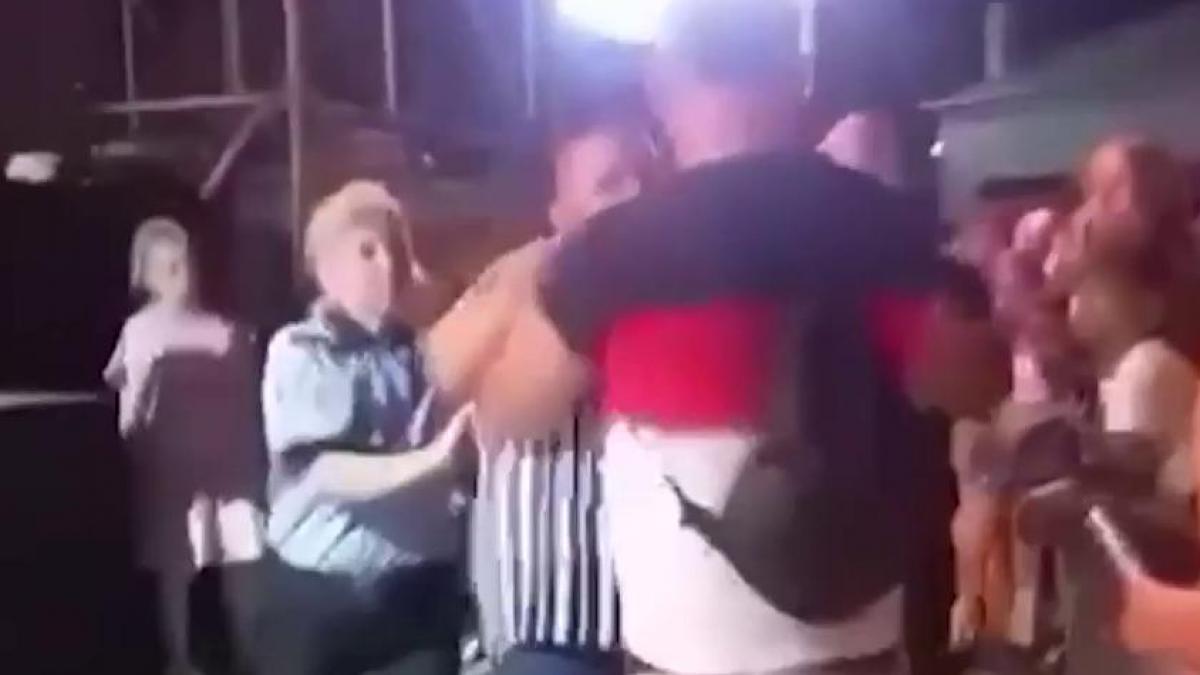 Scandal la concertul lui Babasha. O polițistă a fost bătută de un bărbat beat