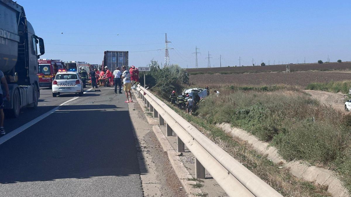 Grav accident rutier pe autostrada A4 între un TIR și un microbuz. 11 persoane sunt încarcerate