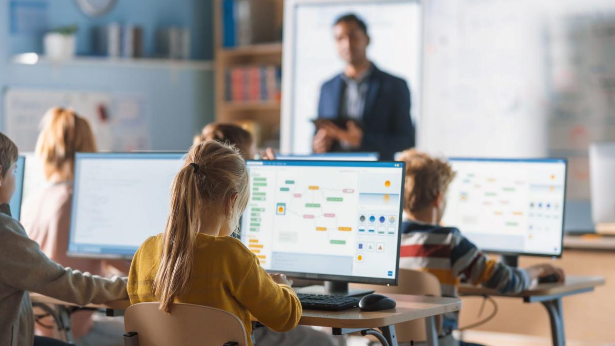 Profesorii și părinții vor fi „școliți” forțat, pentru a folosi gadgeturi