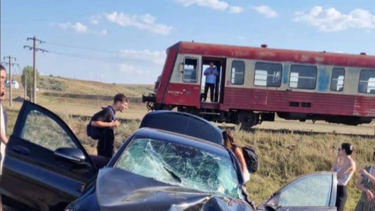 Un tren a lovit o mașină în județul Iași