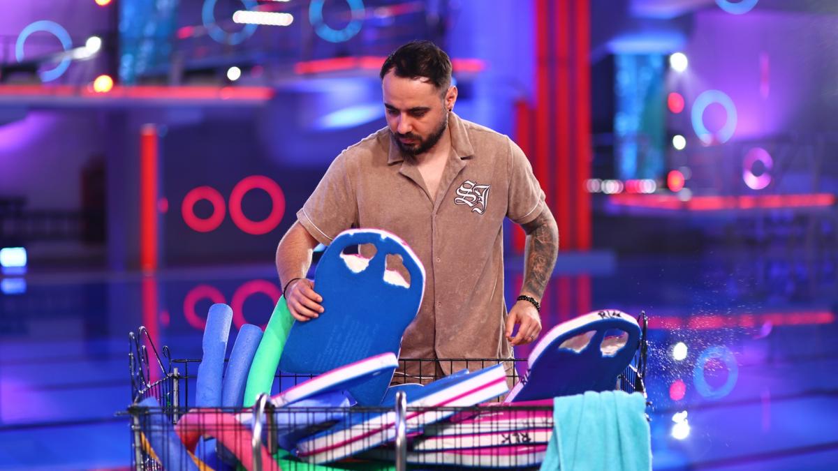 Au făcut echipă la Power Couple, iar acum se întrec în cele mai bune sărituri: Emi și soția lui, Mădălina, duel de zile mari la Splash! Vedete la Apă