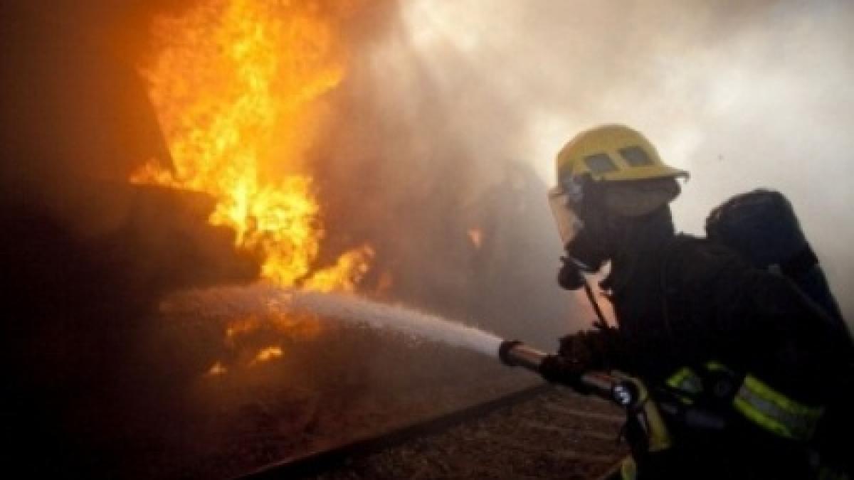 Zece persoane, evacuate din cauza unui incendiu cu degajări mari de fum, într-o hală din Ilfov