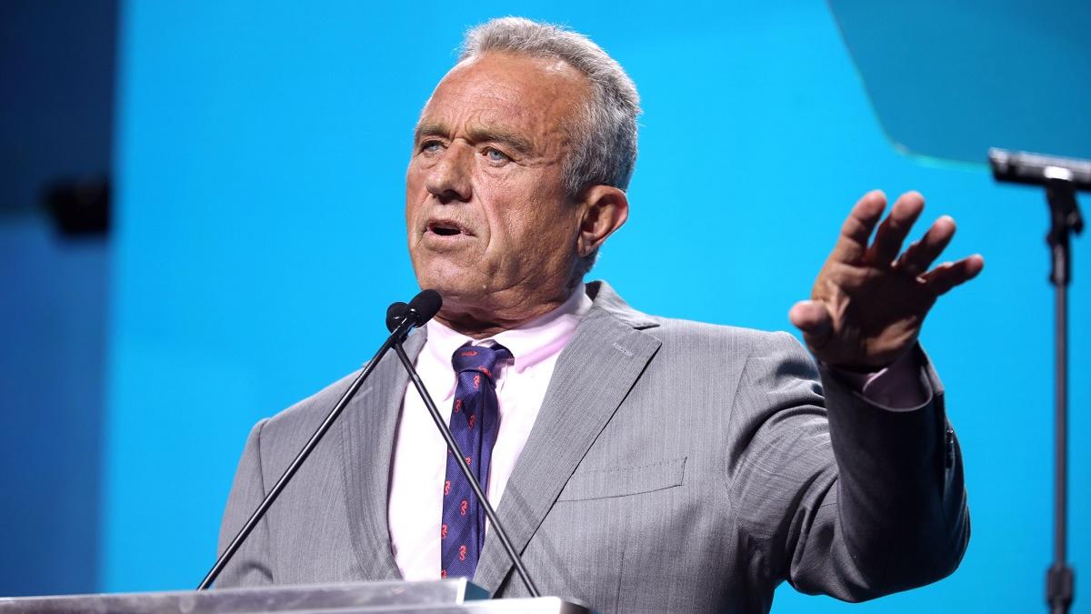 Robert F. Kennedy Jr. a anunțat că renunță la candidatură și îl va susține pe Donald Trump