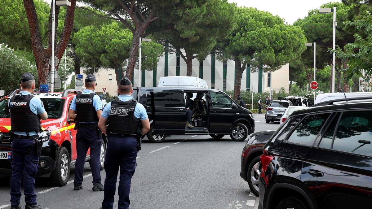 Suspectul pentru atacul din faţa unei sinagogi este un algerian aflat legal în Franţa